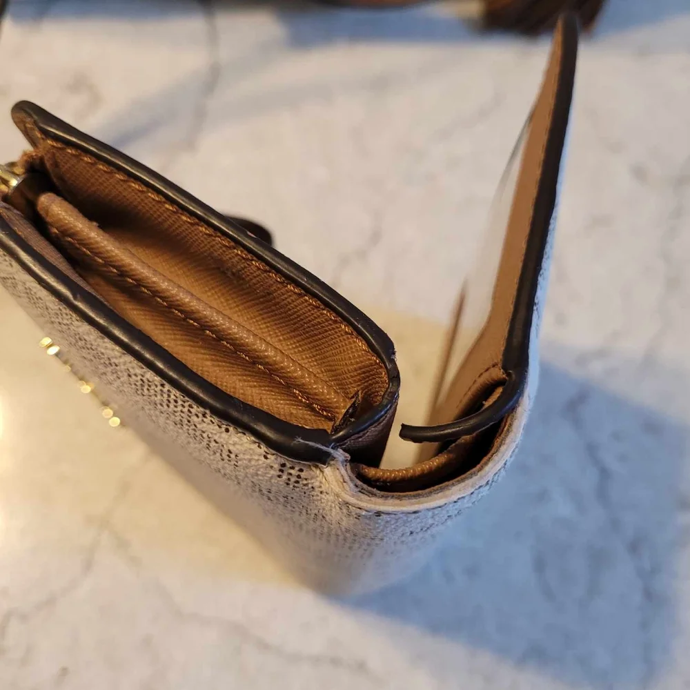 $75EMT Michael Kors vanilla bifold compact, signature logo wallet. EUC - Picture 9 of 13